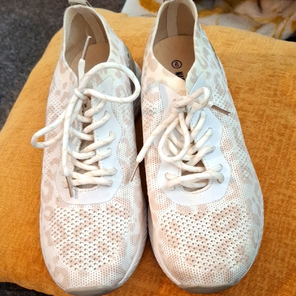 Women's White Sneakers MARLEYLILLY SIZE 9 Brand New Cute Leopard Sneakers !!